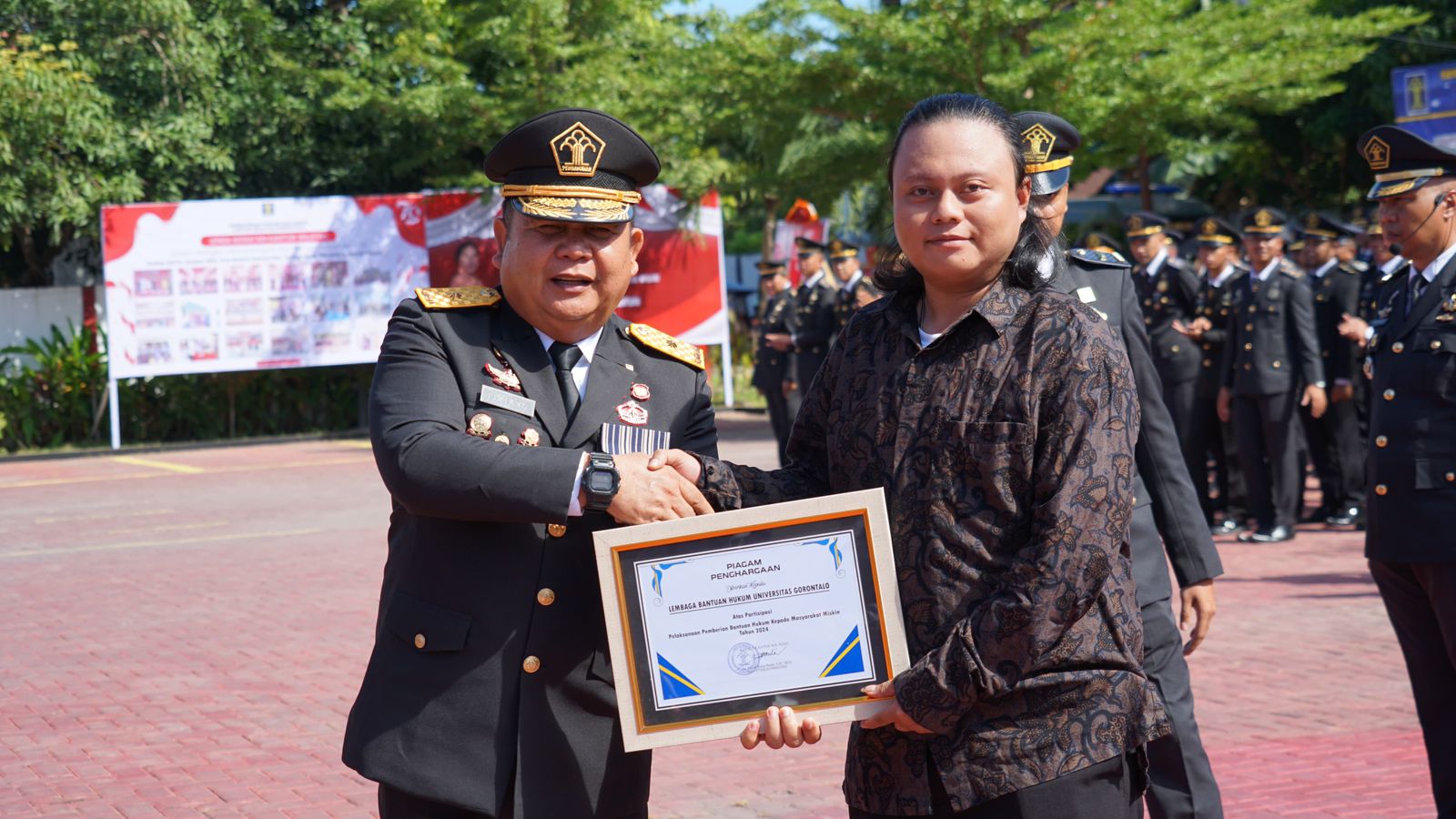 Lembaga Bantuan Hukum UNG Terima Penghargaan Atas Dedikasi Pemberian Bantuan Hukum kepada Masyarakat Miskin