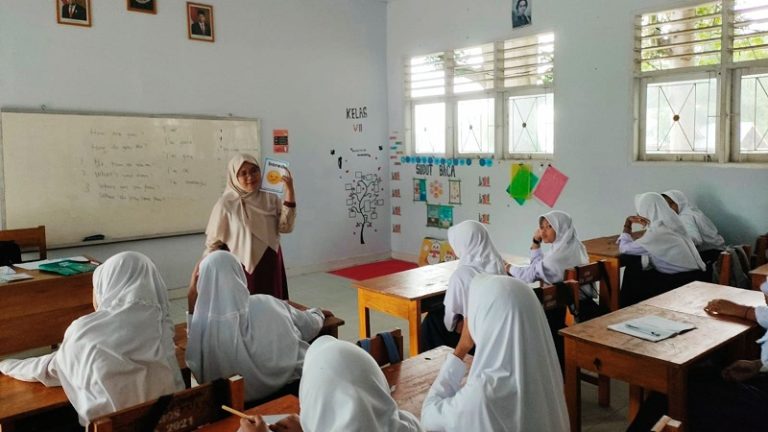 Bahasa Inggris dan Hati, Dosen UNG Bekali Siswa Pesisir Tomini Kecerdasan Emosional untuk Sambut Wisatawan