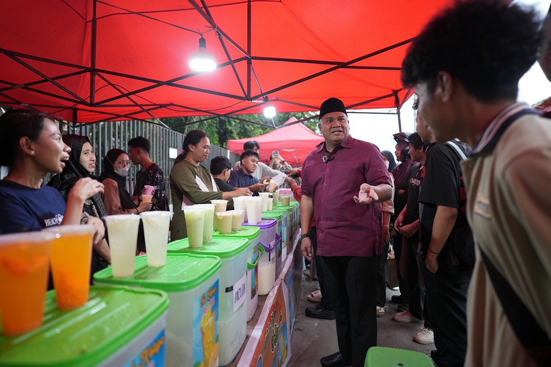 Berbagi Berkah Ramadhan, Rektor UNG Traktir Takjil untuk Mahasiswa dan Masyarakat Sekitar Kampus