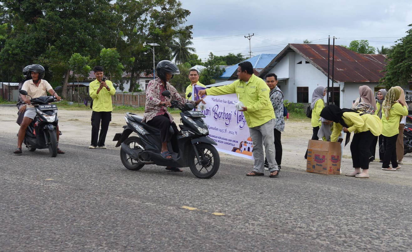 Berbagi Berkah Ramadan, BKKU Berbagi Takjil untuk Pengguna Jalan