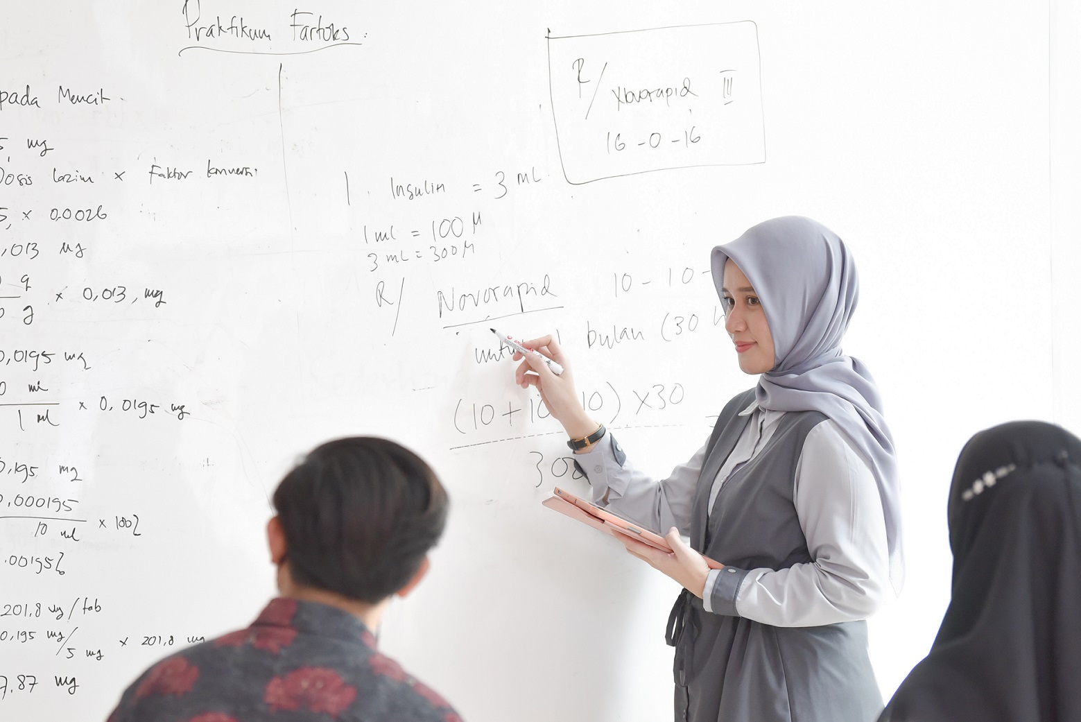 Integrasi AI Tingkatkan Kemampuan Menulis Akademik dan Berpikir Kritis Mahasiswa