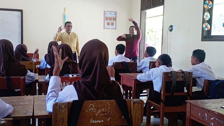 Latih Kemampuan Siswa SMPN 8 Kota Gorontalo, Dosen UNG Gunakan Metode Repetition Drill untuk Taklukkan Bunyi Inggris