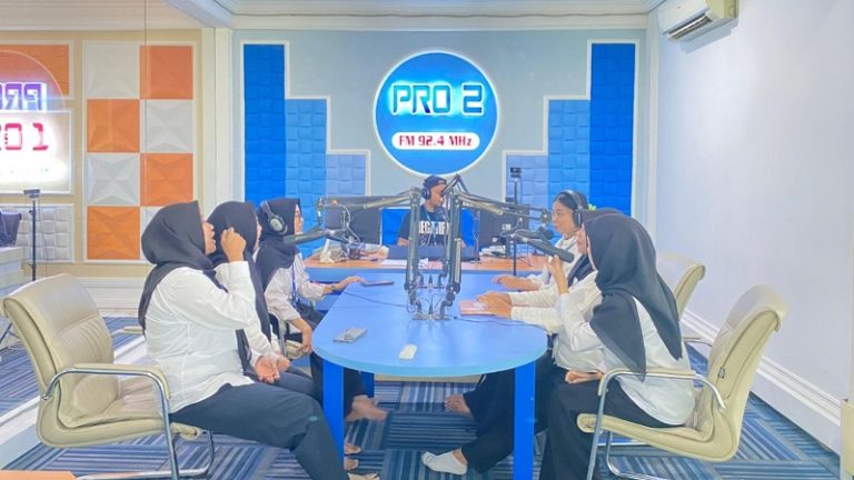 Mahasiswa PBI UNG Kampanyekan Pentingnya Bahasa Inggris Lewat Siaran RRI Gorontalo