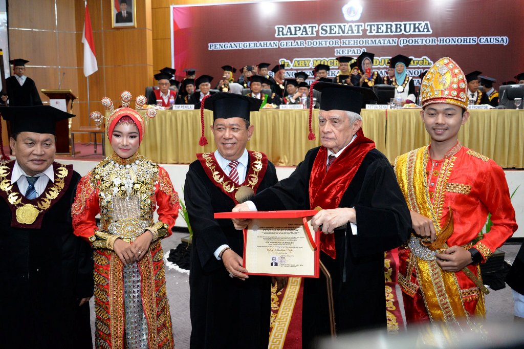 UNG Beri Gelar Doktor Honoris Causa Kepada Ary Mochtar Pedju