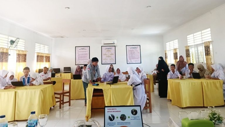 Mahasiswa UNG Latih Siswa dan Guru SMPN 4 Limboto Barat Menulis Berita