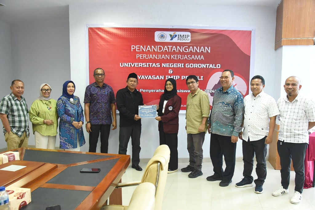 Mahasiswa UNG Terima Bantuan Beasiswa Dari Yayasan Industri Morawali Industry Park Peduli