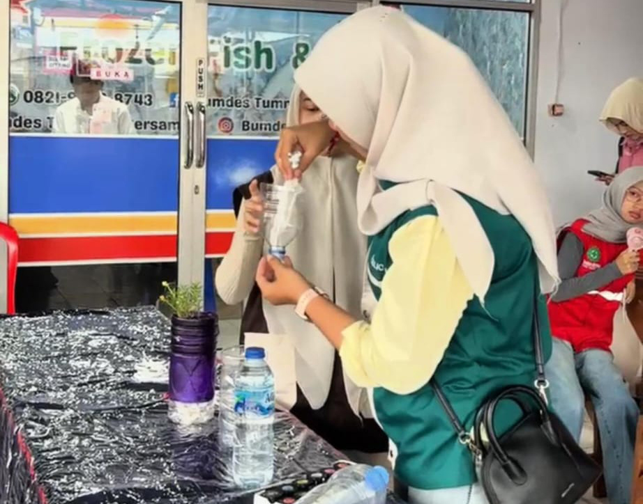 Ubah Limbah Jadi Rupiah, Mahasiswa UNG Sulap Botol Plastik Jadi Pot Cantik Bernilai Ekonomis untuk Masyarakat