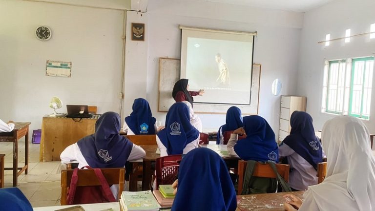 Penelitian Mahasiswa FSB Ungkap Belajar Kosakata Bahasa Inggris Lewat Lagu