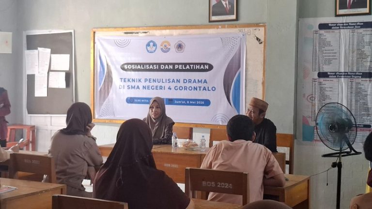 Mahasiswa Latih Siswa SMA Negeri 4 Gorontalo Menulis Drama Kreatif