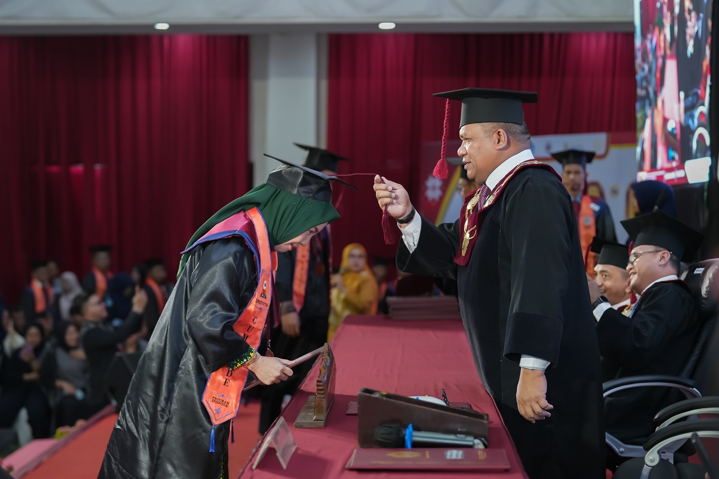 UNG Mengukuhkan Ratusan Lulusan pada Prosesi Wisuda ke-62