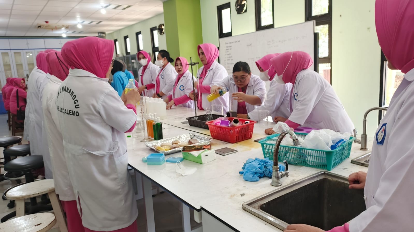 Dari Eco Enzyme Jadi Produk Bernilai, Bhayangkari Bone Bolango Belajar Bikin Sabun Ramah Lingkungan Bersama FMIPA UNG