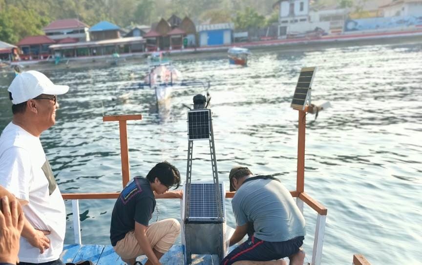 Alat Deteksi Kualitas Air dan Objek Dipasang di Laut Botubarani, Dukung Keselamatan Wisatawan dan Prediksi Kemunculan Hiu Paus