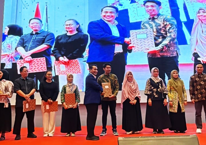 Lulus 100 Persen UKOM, Profesi Ners FOK UNG Raih Penghargaan Platinum Terbaik Nasional